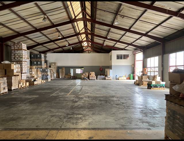 1,010M² WAREHOUSE TO LET IN MAXMEAD